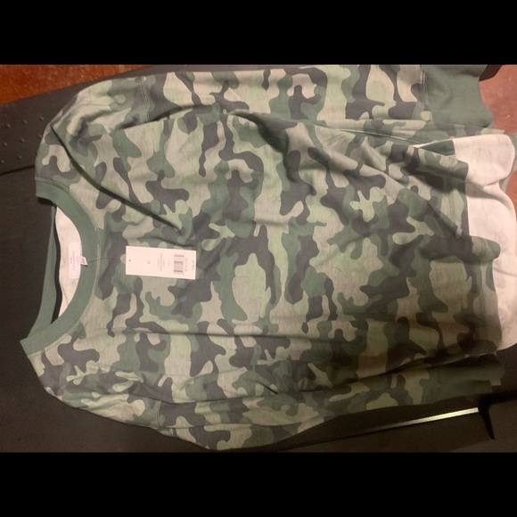 Camo print longsleeve shirt. Great quality & brand new never worn! - Picture 1 of 2